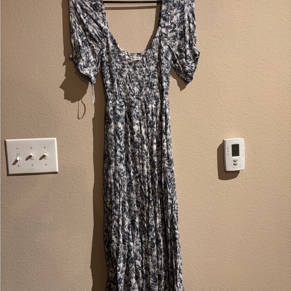 Abercrombie & Fitch Short Puff Sleeve Smocked Midi Dress - Picture 3 of 9